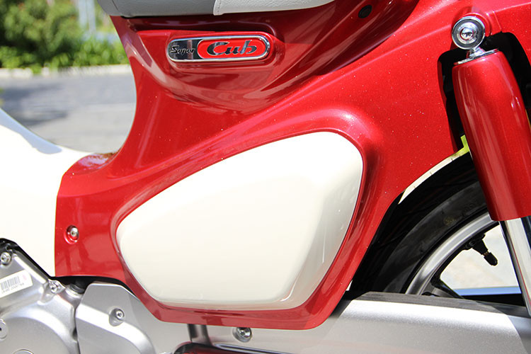 Xe sở hữu yếm nhựa mềm màu trắng, có thiết kế khá giống với những mẫu xe Honda Cub sản xuất những năm 80. Đặc biệt, cốp của xe có thể tháo rời ra được nhằm tăng cường khả năng tiện lợi trong quá trình sử dụng. Theo Honda Việt Nam cho biết - đây được xem là "nơi chứa đồ bí mật" cho cánh đàn ông.
