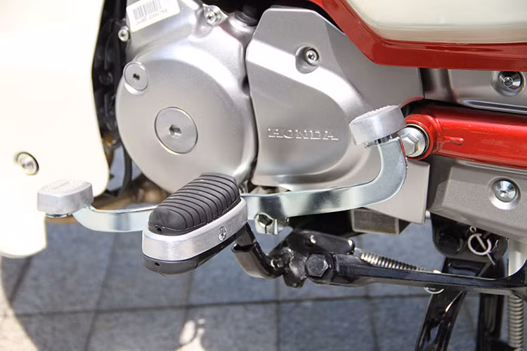 Đường kính và hành trình pít tông 52,4 x 57,9mm, với tỉ số nén 9,3:1 giúp xe đạt công suất tối đa 6,79kW tại mức tốc độ động cơ 7.500 vòng/phút và mô men cực đại 9,98Nm tại mức tốc độ động cơ 5.000 vòng/phút. Hộp số 4 cấp, sử dụng ly hợp ly tâm, truyền động bán tự động, giúp người lái dễ dàng điều khiển xe.