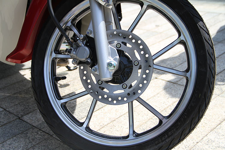 Thay vì vành nan, chiếc xe có cặp bánh bằng nhôm đúc 5 cánh kép đẹp mắt, nhưng vẫn sử dụng phanh đùm quen thuộc. Bộ giảm xóc giò gà đặc trưng của Cub đã được Honda làm mới lại để trở thành dạng up side down cao cấp, loại bỏ hoàn toàn hiện tượng bánh trước bị "rướn" lên khi phanh gấp của chiếc Cub nguyên bản đời cũ trước đây.