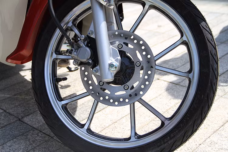 Thay vì vành nan, chiếc xe có cặp bánh bằng nhôm đúc 5 cánh kép đẹp mắt, nhưng vẫn sử dụng phanh đùm quen thuộc. Bộ giảm xóc giò gà đặc trưng của Cub đã được Honda làm mới lại để trở thành dạng up side down cao cấp, loại bỏ hoàn toàn hiện tượng bánh trước bị "rướn" lên khi phanh gấp của chiếc Cub nguyên bản đời cũ trước đây.