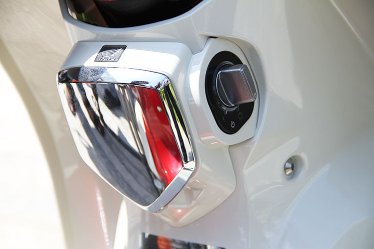 Một điểm khá thú vị là Honda Cub C125 được trang bị chìa khoá thông minh Smart Key giống như nhiều mẫu xe tay ga từ cao cấp đến bình dân của Honda Việt Nam hiện nay, thay vì chìa khoá cơ như bình thường. 