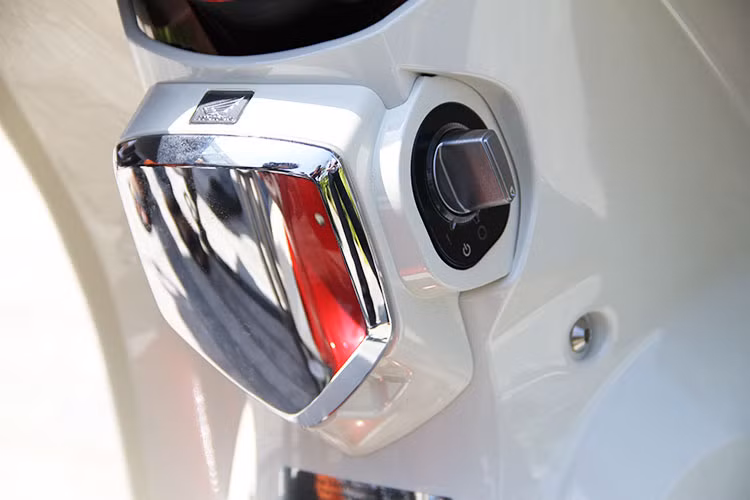 Một điểm khá thú vị là Honda Cub C125 được trang bị chìa khoá thông minh Smart Key giống như nhiều mẫu xe tay ga từ cao cấp đến bình dân của Honda Việt Nam hiện nay, thay vì chìa khoá cơ như bình thường. 
