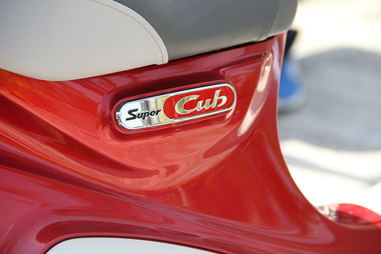 Chiếc xe vẫn giữ nguyên bộ yên đơn giống như truyền thống của Super Cub nhưng phía sau để trống dành cho tuỳ chọn người dùng muốn thay đổi. Bên dưới yên xe là logo Super Cub cách điệu được thiết kế mang hơi hướng cổ điển, đẹp mắt với mảng sơn đỏ trên nền mạ chrome.