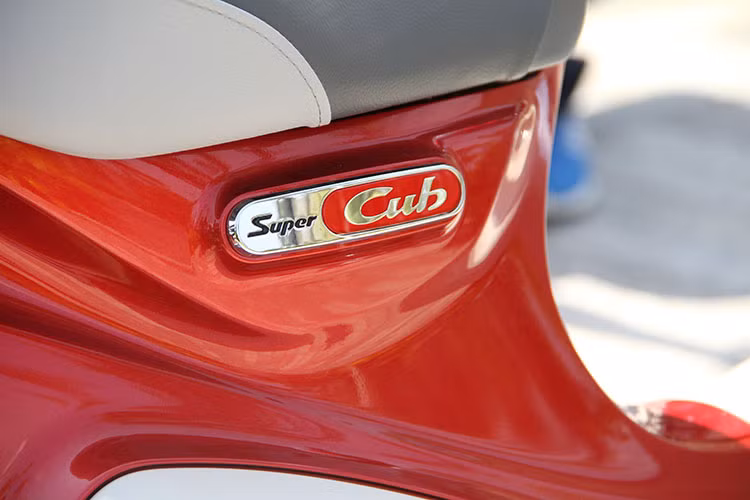 Chiếc xe vẫn giữ nguyên bộ yên đơn giống như truyền thống của Super Cub nhưng phía sau để trống dành cho tuỳ chọn người dùng muốn thay đổi. Bên dưới yên xe là logo Super Cub cách điệu được thiết kế mang hơi hướng cổ điển, đẹp mắt với mảng sơn đỏ trên nền mạ chrome.