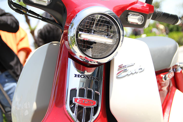 Vốn được lấy cảm hứng từ những phiên bản xe máy Honda Super Cub đầu tiên "đình đám" của mình. Trên phiên bản mới thân xe thiết kế kiểu cơ bản, mặt nạ và phần đầu xe lại chịu ảnh hưởng của thế hệ Super Cub đời đầu. Tuy nhiên, xe được trang bị hiện đại hơn với đèn pha LED 2 tầng, xi nhan nhỏ led và đặc biệt là tay lái vểnh cao.