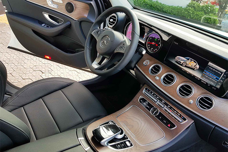 Không gian nội thất của Mercedes-Benz E200 bản nâng cấp có sự khác biệt rõ rệt với màn hình giải trí 12,3 inch, tạo nên sự liền lạc từ cụm đồng hồ cho tới màn hình tương tự các phiên bản cao hơn như E250 hay E300 AMG cũng như so với trước đây chỉ là màn hình 8,4 inch. 