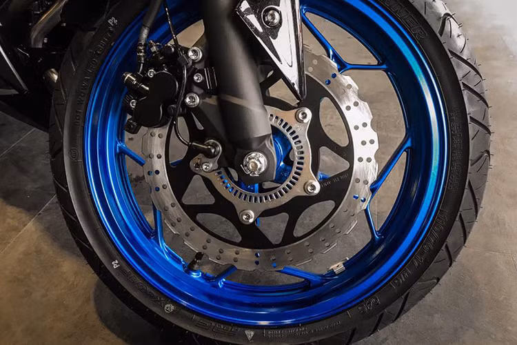 Chiếc naked-bike 300 phân khối trang bị cặp phuộc trước dạng ống lồng đường kính 37 mm, giảm xóc Bottom-Link Uni-Trak dạng đơn phía sau. Xe được trang bị phanh đĩa đơn trước với đường kính 290 mm và sau với đường kính 220 mm, điểm mạnh của Z300 tại thị trường Việt Nam được trang bị hệ thống chống bó cứng phanh ABS.