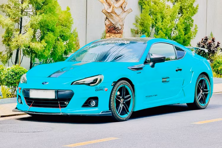 Cập bến Việt Nam vào năm 2012, Subaru BRZ của Nhật Bản thu hút sự chú ý với thiết kế thể thao bắt mắt, thuộc nhóm hiếm hoi xe coupe thể thao chính hãng tại thị trường. Tuy nhiên, mức giá bán lẻ gần 1,9 tỷ đồng cùng các lo ngại kỹ thuật khiến mẫu xe này không đạt được doanh số như kỳ vọng.