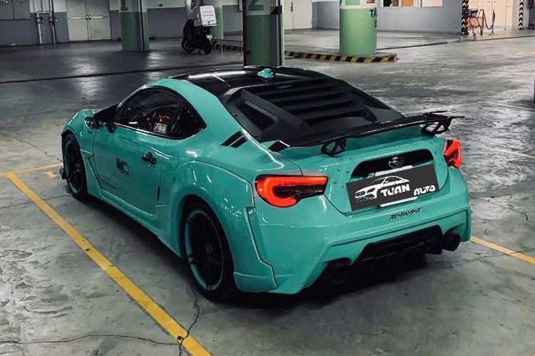 Theo một số người chơi xe lâu năm, mức giá 839 triệu đồng vẫn có phần cao đối với một mẫu xe đã có tuổi đời 13 năm, đặc biệt tại thị trường Việt Nam – nơi khí hậu và điều kiện vận hành khiến nhiều chi tiết nhanh chóng xuống cấp. 