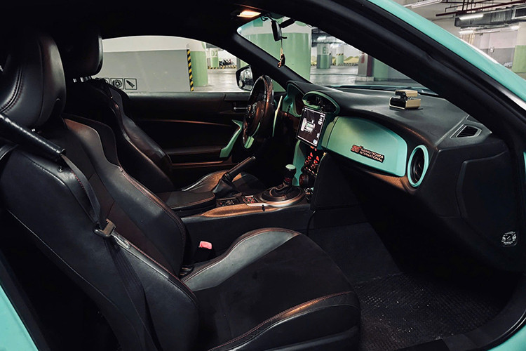 Từ khối động cơ Boxer 2.0L nguyên bản với công suất 200 mã lực, chiếc BRZ này đã được độ thêm một bộ tăng áp nhập khẩu từ Mỹ, kết hợp với các thiết bị hỗ trợ như racechip, cảm biến chân ga, bộ đọc mã và phần mềm map ECU EcuTek. Nhờ đó, công suất xe được nâng lên khoảng 270 mã lực – giúp cải thiện đáng kể khả năng tăng tốc và trải nghiệm vận hành. 