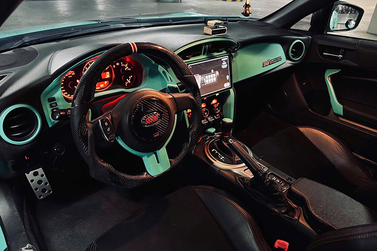 Bên trong khoang cabin, Subaru BRZ 2012 được nâng cấp vô-lăng bọc carbon, màn hình giải trí trung tâm và hệ thống âm thanh cũng được thay thế bằng loại mới. Chủ xe cho biết trong lần bảo dưỡng gần nhất, nhiều linh kiện đã được thay mới như phuộc, cao su gầm, bướm ga, cảm biến, bugi và mô-bin đánh lửa – giúp xe vận hành ổn định hơn. 