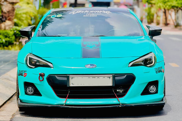 Chiếc Subaru BRZ 2012 hàng hiếm trong bài viết hiện đang được rao bán tại TP.HCM với mức giá 839 triệu đồng – giảm hơn 1,3 tỷ đồng so với tổng chi phí lăn bánh ban đầu ước tính khoảng 2,1 tỷ đồng. Mức khấu hao lớn nhưng theo người bán, lý do chính đến từ việc xe đã được nâng cấp rất nhiều, đi kèm quãng đường lăn bánh khá ít: chỉ khoảng 33.000 km. 
