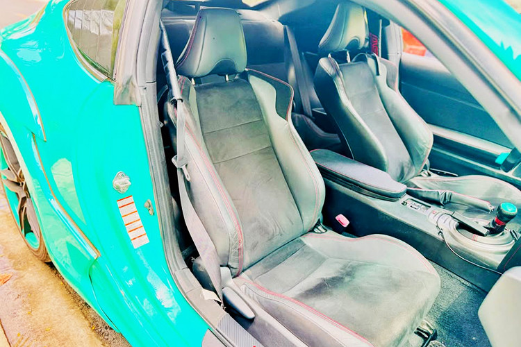 uy nhiên, một số yếu tố cần lưu ý bao gồm: Chi phí bảo trì: Phụ tùng, linh kiện của BRZ không rẻ và phần lớn phải nhập từ Mỹ hoặc Nhật. Khả năng đăng kiểm: Do đã độ nhiều hạng mục, việc đăng kiểm có thể không thuận tiện như xe nguyên bản. Người bán cho biết sẵn sàng hỗ trợ thủ tục nhưng vẫn cần kiểm tra kỹ.