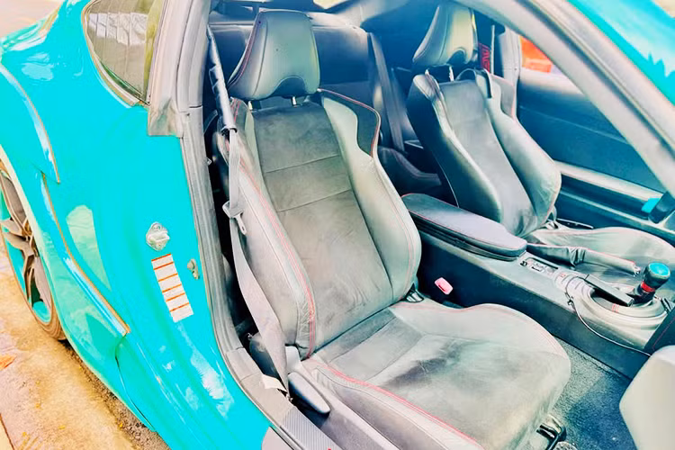 uy nhiên, một số yếu tố cần lưu ý bao gồm: Chi phí bảo trì: Phụ tùng, linh kiện của BRZ không rẻ và phần lớn phải nhập từ Mỹ hoặc Nhật. Khả năng đăng kiểm: Do đã độ nhiều hạng mục, việc đăng kiểm có thể không thuận tiện như xe nguyên bản. Người bán cho biết sẵn sàng hỗ trợ thủ tục nhưng vẫn cần kiểm tra kỹ.