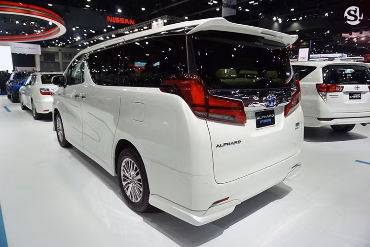 Đuôi xe nổi bật với hai cụm đèn hậu cỡ lớn dạng led chạy dọc lên cả thân xe nhưng được hạ thấp hơn so với phiên bản cũ, thiết kế vuông vức của phần đuôi cũng nhằm tạo không gian lớn nhất cho nội thất của xe.