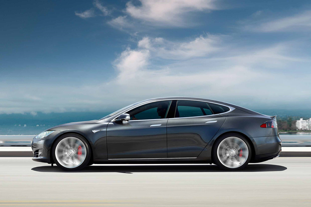 Tesla Model S: Với mức giá 74.500 USD, những thứ mà người dùng nhận được là một chiếc xe có khả năng tăng tốc từ 0-100 km/h trong vòng 4,9 giây, tốc độ tối đa 225 km/h và gần 417 km quãng đường đi được trong một lần sạc. Tuy nhiên do đặc thù của một chiếc xe điện, trừ Mỹ và một số quốc gia có cơ sở hạ tầng tốt, rất khó để nhìn thấy một chiếc Tesla chạy trên đường.