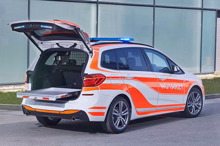 Mẫu xe cứu thương “thể thao” nâng cấp từ 2 series này được trang bị động cơ diesel 4 xi-lanh tăng áp, dung tích 2.0 lít cung cấp sức mạnh 190 mã lực và mô-men xoắn 400 Nm. Hộp số tự động 8 cấp đi kèm cùng hệ dẫn động 4 bánh.