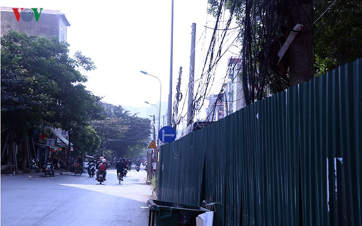 Bên ngoài quây tôn rất mất thẩm mỹ.