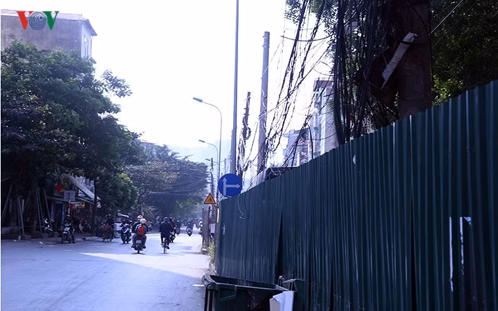 Bên ngoài quây tôn rất mất thẩm mỹ.