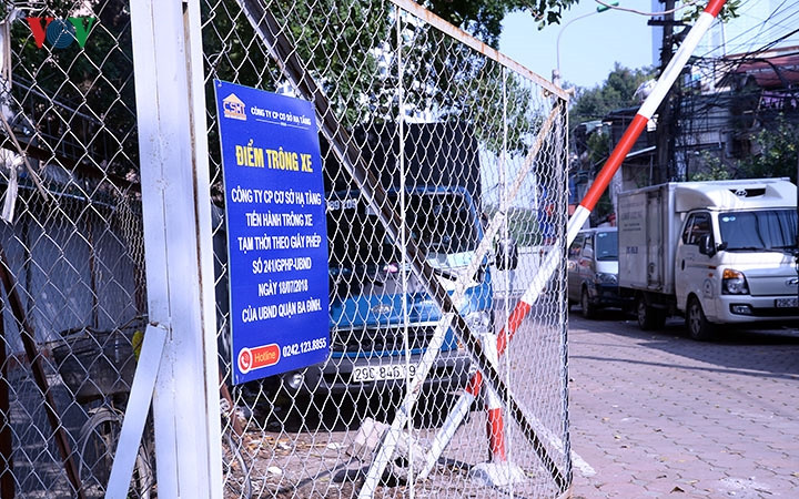 Bên trong khu đất này không chỉ để gửi xe mà còn kinh doanh nhiều hình thức khác nhau như rửa xe, dọn nội thất,...