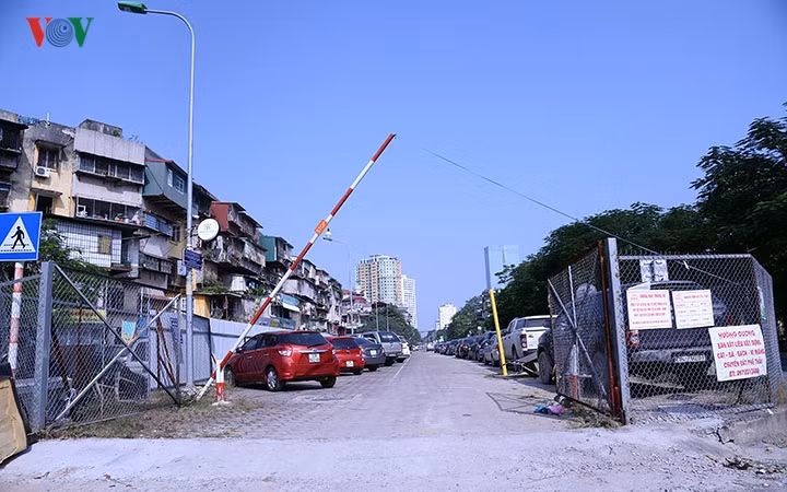 Bai do xe tu dong “dap chieu”, thanh noi do rac tai Ha Noi