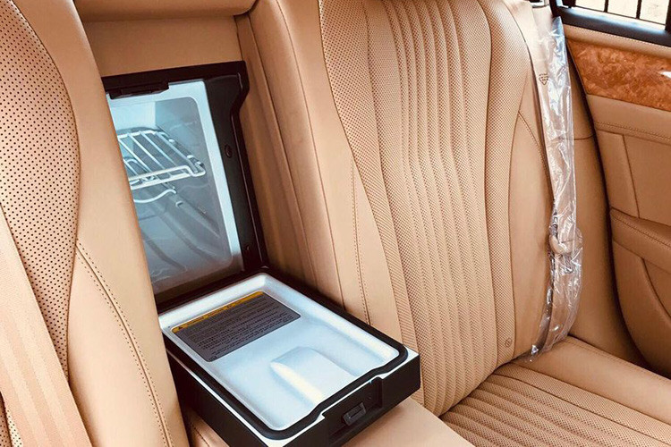 Bentley Flying Spur V8 White sand đầu tiên tại Việt Nam sở hữu không gian nội thất đầy đẳng cấp với tông màu chủ đạo là màu nâu của da bò cao cấp và gỗ thượng hạng, các chi tiết đều được làm thủ công chất lượng.