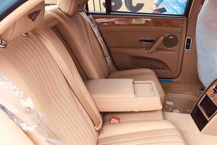 Về truyền động, Bentley Flying Spur V8 được trang bị khối động cơ V8 4.0L với 2 bộ tăng áp, cho ra tổng công suất lên tới 500 mã lực và 660 Nm mô-men xoắn. Đi kèm với đó còn là hộp số tự động 8 cấp của ZF. Từ đó, mẫu xe sedan nặng trên 2,5 tấn này có thể bứt tốc từ 0 - 100 km/h chỉ với 5 giây trước khi đạt vận tốc tối đa 294 km/h.