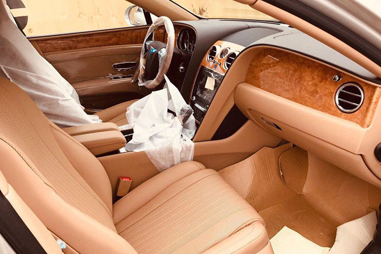 So với phiên bản cũ, Bentley Flying Spur V8 màu độc này được thiết kế lại phần đèn hậu dẹt hơn đáng kể so với trước. Ngoài ra, cụm ống xả kép hình Ovan được đặt gọn gàng hai bên hông đuôi cũng mang tới cái nhìn đầy tinh tế và sang trọng cho mẫu sedan đắt đỏ này.