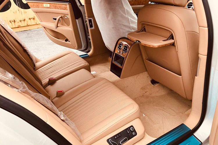 Các trang bị như tiện nghi như hệ thống âm thanh vòm từ Naim, hệ thống massage ghế, tủ lạnh, màn hình giải trí... tất cả đều xuất hiện đầy đủ trên mẫu sedan siêu sang Anh Quốc. Ngoài ra các trang bị an toàn mới nhất của dòng xe Bentley Flying Spur V8 cũng xuất hiện.