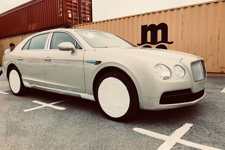 Mới đây, mẫu xe sedan siêu sang Anh Quốc - Bentley Flying Spur V8 mới màu sơn White Sand độc nhất ở thời điểm hiện tại vừa cập bến Việt Nam. Về ngoại thất, mẫu xe siêu sang Bentley Flying Spur V8 màu trắng White Sand đầu tiên cập bến Việt Nam sở hữu những đường nét thiết kế cùng trang bị đi kèm không mấy khác biệt so với các phiên bản khác.