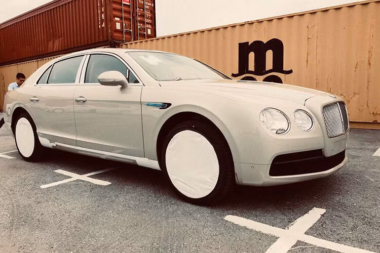 Mới đây, mẫu xe sedan siêu sang Anh Quốc - Bentley Flying Spur V8 mới màu sơn White Sand độc nhất ở thời điểm hiện tại vừa cập bến Việt Nam. Về ngoại thất, mẫu xe siêu sang Bentley Flying Spur V8 màu trắng White Sand đầu tiên cập bến Việt Nam sở hữu những đường nét thiết kế cùng trang bị đi kèm không mấy khác biệt so với các phiên bản khác.