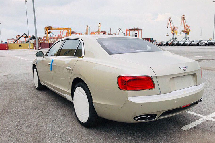 Xe siêu sang Bentley Flying Spur V8 vẫn mang ADN thiết kế mới nhất của hãng xe danh tiếng nước Anh với phần mặt ca-lăng to bản, chi tiết bên trong dạng mắt cáo bằng chrome đặc trưng. Cụm đèn chiếu sáng Full-Led hình tròn đối xứng hai bên cũng là điểm nhấn ở phần đầu xe.