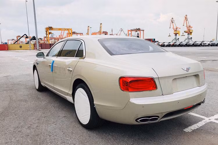 Xe siêu sang Bentley Flying Spur V8 vẫn mang ADN thiết kế mới nhất của hãng xe danh tiếng nước Anh với phần mặt ca-lăng to bản, chi tiết bên trong dạng mắt cáo bằng chrome đặc trưng. Cụm đèn chiếu sáng Full-Led hình tròn đối xứng hai bên cũng là điểm nhấn ở phần đầu xe.