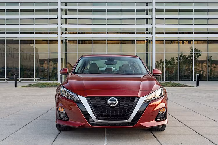 Ở phần đầu xe, những đường thẳng kéo dài mạch lạc chính là điểm nhấn trong thiết kế của xe. Mặt ca-lăng V-Motion đặc trưng nhà Nissan cứng cáp cùng đường viền chrome sáng bóng cho cảm giác sáng sủa và gọn gàng. Cụm đèn chiếu sáng trung tâm dạng Led với dải đèn định vị ban ngày hình móc câu ấn tượng.