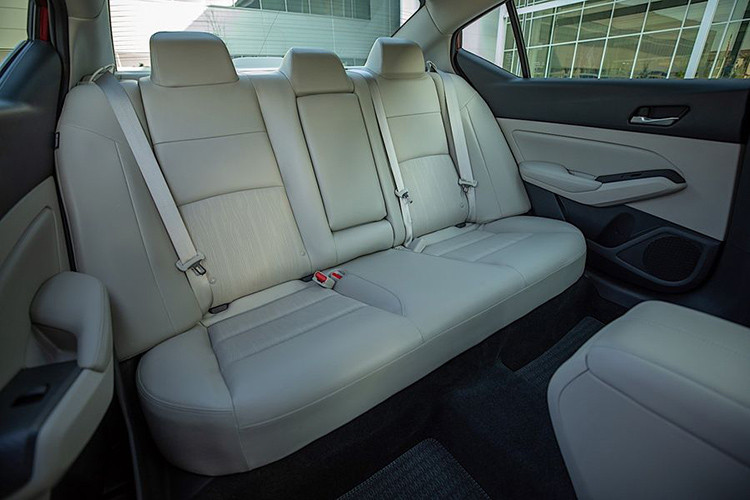 Gói ProPILOT Assist cũng là một bổ sung đáng chú ý khác của Altima 2020, tùy chọn này gồm các công nghệ hỗ trợ lái xe trên đường cao tốc một làn. ProPILOT Assist là trang bị tiêu chuẩn trên các biến thể SV, SL và Platinum.