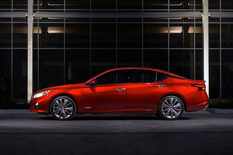 Thân xe với đường gân sắc sảo chạy từ đầu đến đuôi xe, nằm bên dưới đường viền cửa sổ. Cùng với đó, đầu xe nằm thấp hơn hẳn. Altima 2019 dài hơn 25,4 mm, rộng hơn 22,9 mm và thấp hơn 27,9 mm so với trước.