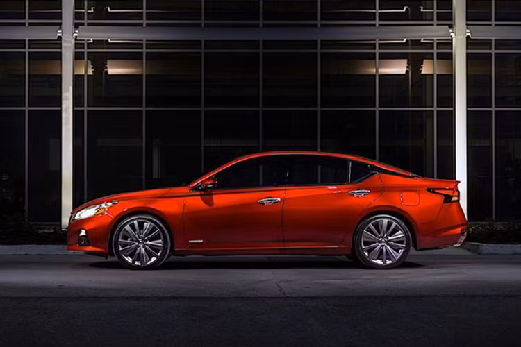 Thân xe với đường gân sắc sảo chạy từ đầu đến đuôi xe, nằm bên dưới đường viền cửa sổ. Cùng với đó, đầu xe nằm thấp hơn hẳn. Altima 2019 dài hơn 25,4 mm, rộng hơn 22,9 mm và thấp hơn 27,9 mm so với trước.