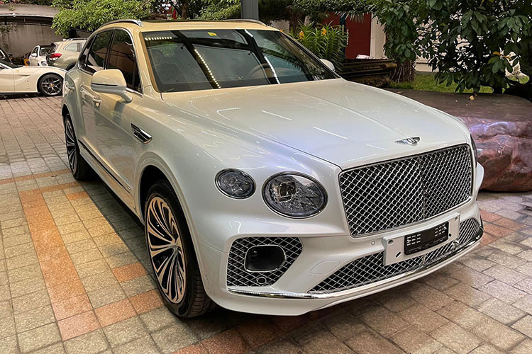 Chỉ 1 ngày sau khi tậu chiếc SUV siêu sang Bentley Bentayga V8 2021 bản nâng cấp mới nhất, Phan Thành lại gây chú ý khi thanh lý một chiếc siêu xe trong bộ sưu tập xe khủng của mình - đó chính là chiếc siêu xe Ferrari F12 Berlinetta màu trắng có một không 2 tại dải đất hình chữ S.
