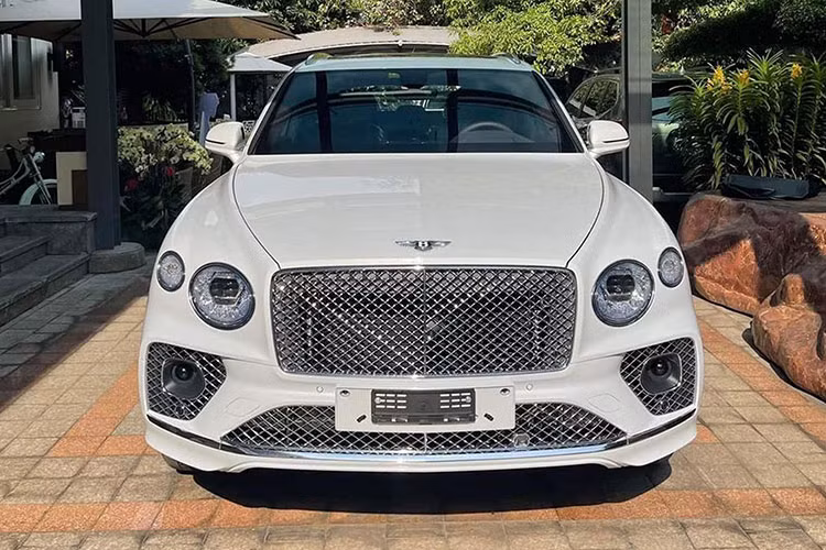 Bentley Bentayga 2021 mới sở hữu lưới tản nhiệt ma trận lớn hơn so với thế hệ cũ, được dựng thẳng đứng cứng cáp hơn, trong khi công nghệ đèn pha LED ma trận thông minh mới bao gồm thiết kế đặc trưng của Bentley lấy cảm hứng từ đồ thủy tinh cắt pha lê. 
