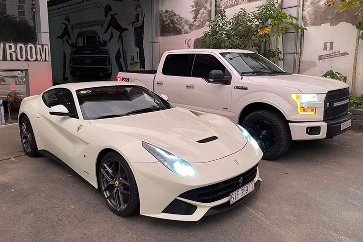 Siêu xe Ferrari F12 Berlinetta vừa được Phan Thành bán để mua chiếc SUV siêu sang Bentley Bentayga V8 đời 2021 được trang bị động cơ V12, dung tích 6,3 lít, sản sinh công suất tối đa 730 mã lực và mô-men xoắn cực đại 690 Nm. Động cơ kết hợp cùng hộp số ly hợp kép 7 cấp.