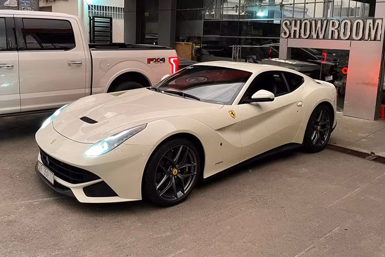 Dù đã bán đi Ferrari F12 Berlinetta cũng như Audi R8 V10 Plus, trong garage của anh em Phan Hoàng vẫn còn đó McLaren 650S Spider hay cặp đôi Lamborghini Huracan LP610-4 xanh cốm và Ferrari 488 GTB là quà tặng sinh nhật mà gia đình mua cho em trai của Phan Hoàng.