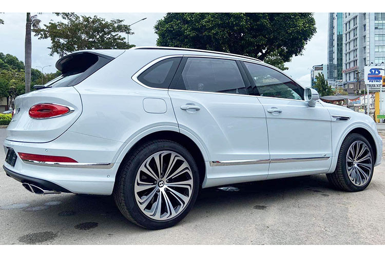 Chiếc Bentley Bentayga của Phan Thành sở hữu vẻ ngoài năng động nổi bật, lấy cảm hứng từ ngôn ngữ thiết kế mới của thương hiệu siêu sang Anh quốc. Mẫu xe này từng được giới thiệu cùng với Continental GT thế hệ thứ ba và Flying Spur hoàn toàn mới.