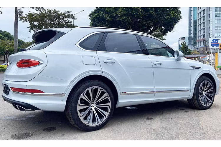 Chiếc Bentley Bentayga của Phan Thành sở hữu vẻ ngoài năng động nổi bật, lấy cảm hứng từ ngôn ngữ thiết kế mới của thương hiệu siêu sang Anh quốc. Mẫu xe này từng được giới thiệu cùng với Continental GT thế hệ thứ ba và Flying Spur hoàn toàn mới.