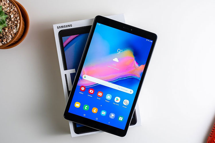 Thiết kế của máy Galaxy Tab A 8.0 mới này sử dụng mặt lưng kim loại, độ dày khoảng 8 mm. Việc loại bỏ nút Home và logo ở mặt trước phần nào giúp tăng diện tích hiển thị, tỷ lệ màn hình trên khung máy.