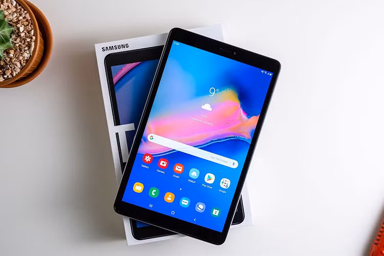 Thiết kế của máy Galaxy Tab A 8.0 mới này sử dụng mặt lưng kim loại, độ dày khoảng 8 mm. Việc loại bỏ nút Home và logo ở mặt trước phần nào giúp tăng diện tích hiển thị, tỷ lệ màn hình trên khung máy.