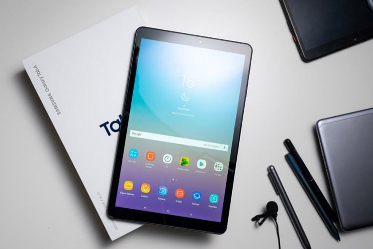 Hãng điện tử Samsung đã sử dụng khái niệm "điện thoại bảng" để mô tả sản phẩm Samsung Galaxy Tab A 8.0 mới. Đây là một thiết bị điện thoại lai máy tính bảng với điện thoại, phục vụ cả nhu cầu gọi điện và giải trí.