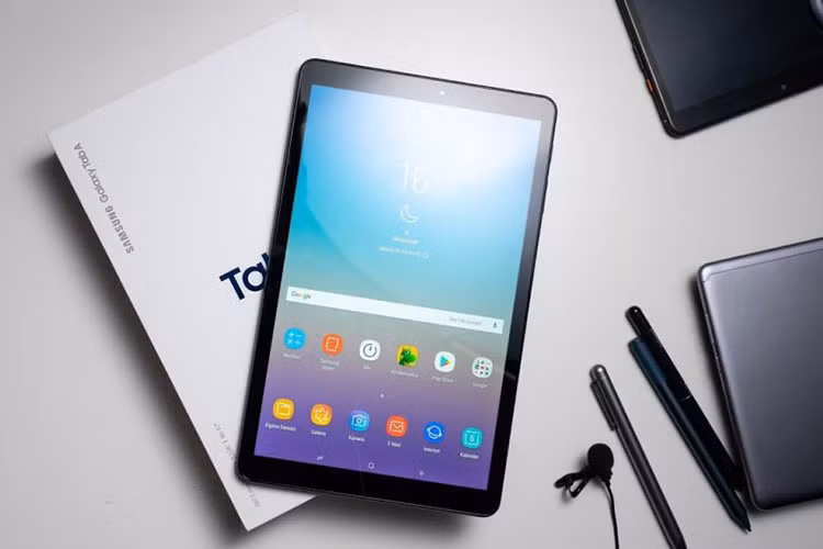 Hãng điện tử Samsung đã sử dụng khái niệm "điện thoại bảng" để mô tả sản phẩm Samsung Galaxy Tab A 8.0 mới. Đây là một thiết bị điện thoại lai máy tính bảng với điện thoại, phục vụ cả nhu cầu gọi điện và giải trí.