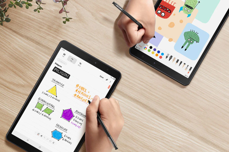 Là "điện thoại bảng" nên Samsung trang bị cho sản phẩm này khe cắm Nano SIM tương thích mạng LTE 4G và loa thoại để gọi điện như các smartphone thông thường. Máy cũng được trang bị loa kép, có giắc âm thanh 3,5 mm và cổng sạc micro-USB.