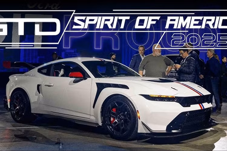  Ford Mustang GTD Spirit Of America Được coi là chiếc Mustang hiệu năng cao nhất trong lịch sử với các thay đổi để trở thành một siêu xe thực sự, Ford Mustang GTD hiện vẫn chưa được mở bán nhưng đã có một danh sách dài khách đặt trước. Vì vậy nên sức hút của phiên bản đặc biệt Spirit of America mới được Ford công bố tại triển lãm Detroit 2025 sẽ còn cao hơn nữa. Ford vẫn chưa tiết lộ giá của chiếc xe hoặc số lượng xe sẽ được sản xuất.