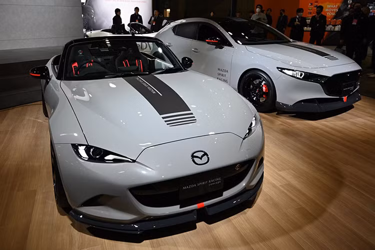  Mazda Spirit Racing Roadster 12R Ra mắt công chúng tại Triển lãm ôtô Tokyo năm nay là những mẫu Spirit Racing đầu tiên của Mazda dựa trên dòng xe thể thao mui trần MX-5. Tên gọi chính thức của chúng là Spirit Racing Roadster 12R và Spirit Racing Roadster, cả hai đều đi kèm một loạt các nâng cấp về hiệu suất, mặc dù 12R đặc biệt hơn một chút vì chỉ giới hạn 200 chiếc và được tăng công suất. 